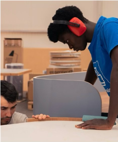 Jeune travaillant dans l'atelier Emmaüs